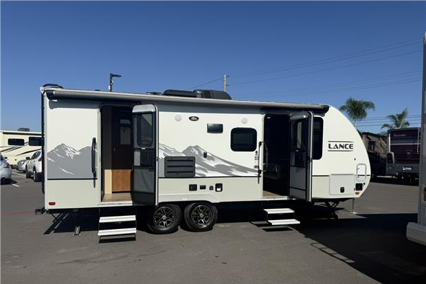 26ft Lance #2200 - exterior main view | ShareMyCoach RV Rental