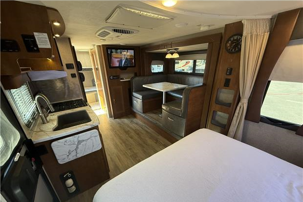 26ft Lance #2200 - front exterior view