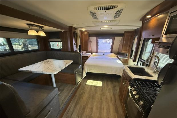 26ft Lance #2200 - side exterior view