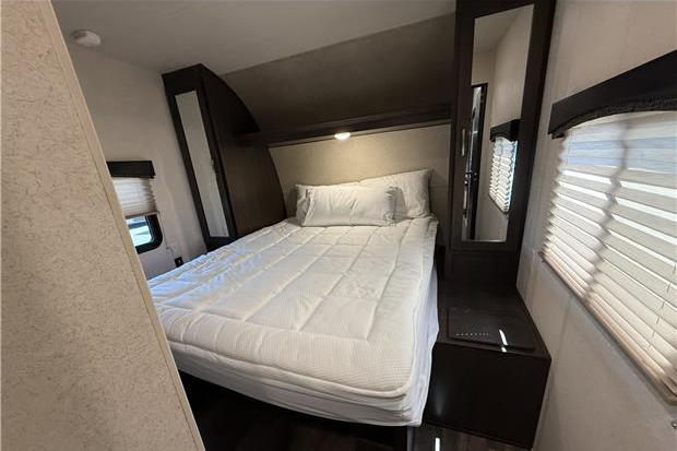 33ft Shockwave #2211 - interior view 1