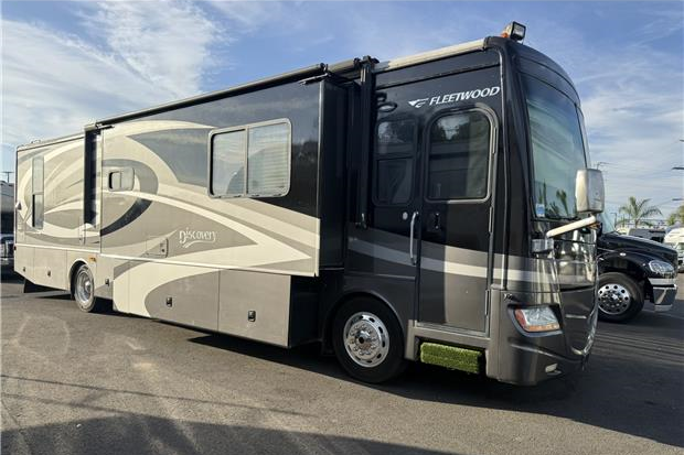 39ft Discovery #1662 - exterior main view | ShareMyCoach RV Rental