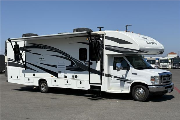 31ft Grayhawk #8032 - exterior main view | ShareMyCoach RV Rental